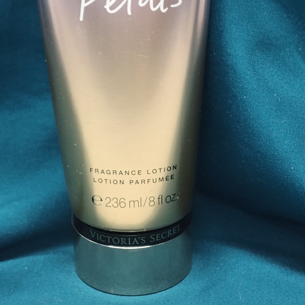 Victoria's Secret Velvet Petals Fragrance Lotion 8oz - Picture 3 of 7